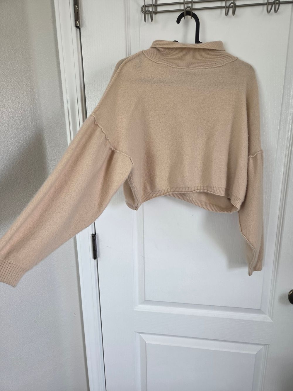Free People Cropped turtle Neck Sweater in Beige 100% Cashmere